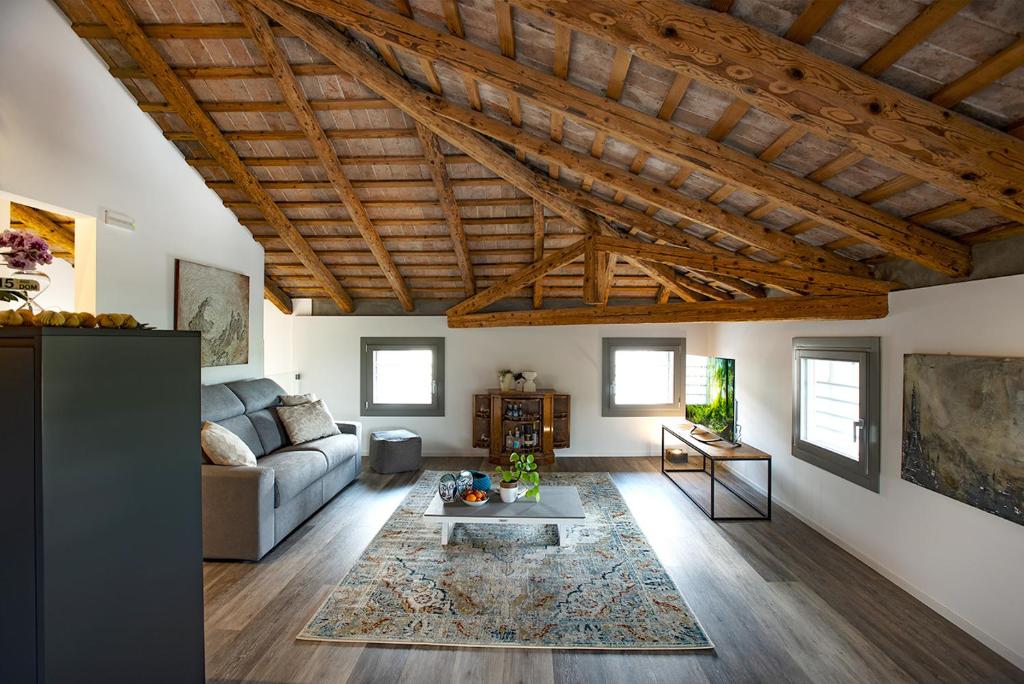 a living room with a couch and a table at Il Re Della Cantina - Locazione Turistica in Crocetta del Montello