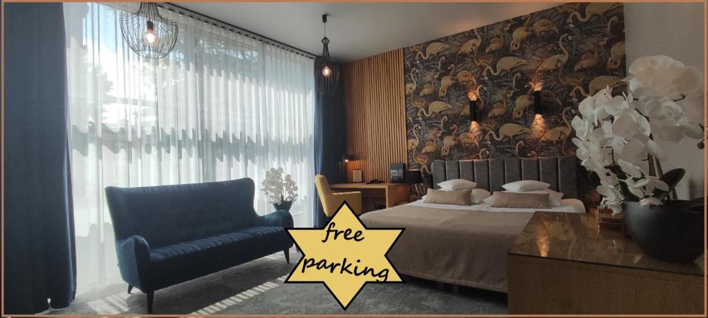 sypialnia z łóżkiem i niebieskim krzesłem w obiekcie Hotel Szara Willa w mieście Opole