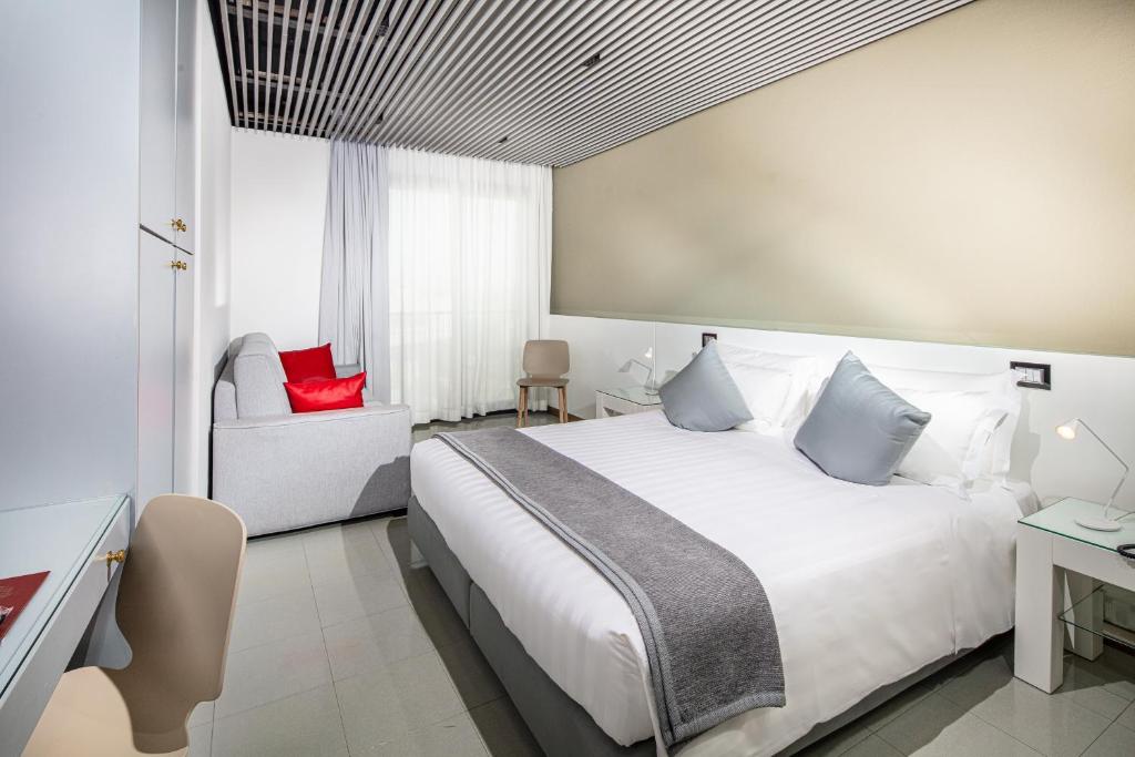 Postel nebo postele na pokoji v ubytování Monaco Suites Hotel