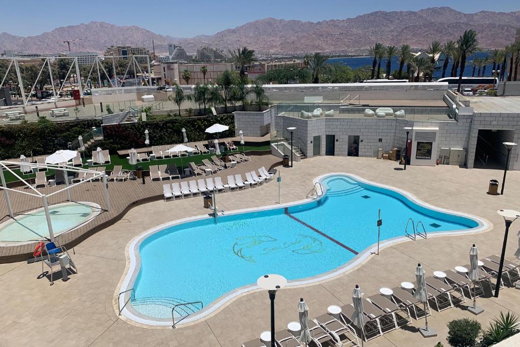 - une vue sur la piscine d'un complexe dans l'établissement YalaRent New Sea side resort apartments, à Eilat