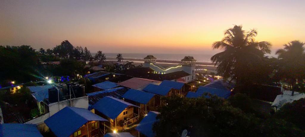 una vista aerea di un resort notturno con l'oceano di Sea View Apartments , Mandrem Beach a Mandrem