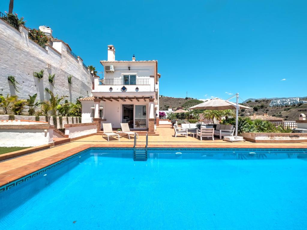 een villa met een zwembad voor een huis bij Luxury villa with private pool and 7 bedrooms in Torrox