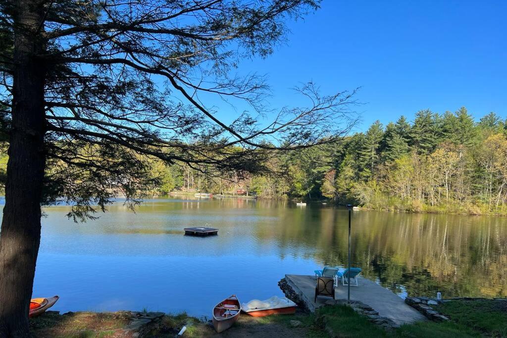 un lac avec un quai et des bateaux sur lui dans l'établissement Country Lake Oasis, à Woodstock