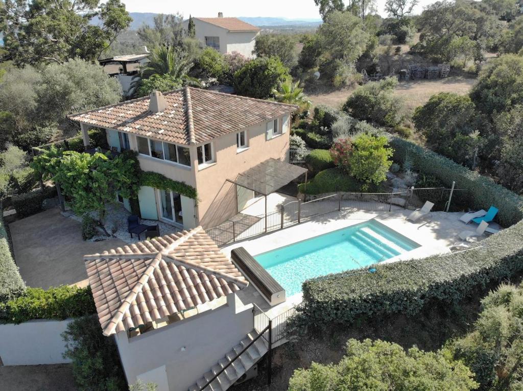 una vista aérea de una casa con piscina en belle villa vue mer avec piscine chauffée 4 chambres - baccalocation, en Cirendinu