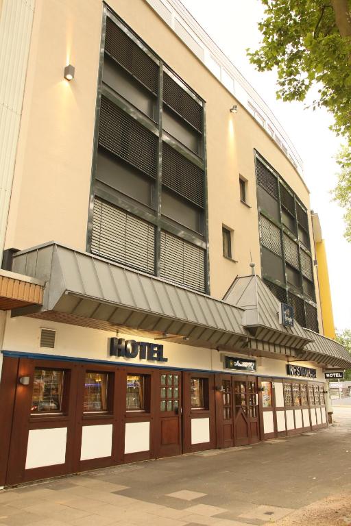 a building with a hotel on the side of it at Hotel Münchner Hof in Herford