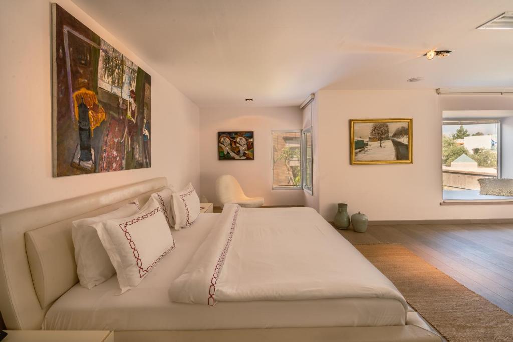 A bed or beds in a room at Casa dell'Arte Hotel of Arts & Leisure