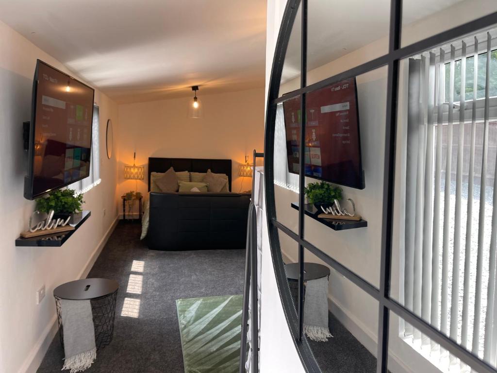 Zimmer mit Blick auf ein Bett und ein Fenster in der Unterkunft Cute+Cozy Guesthouse for 2 +secure offroad parking in Fallings Park