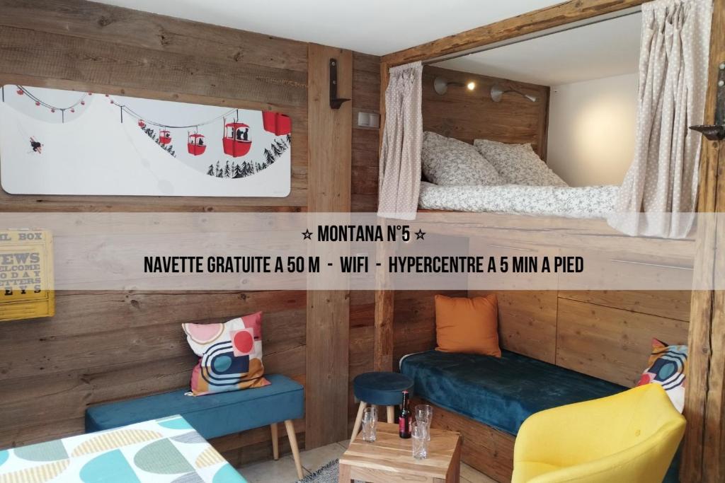 レ・ジェにあるLe Montana - Studio rue du Centre - Cosy et Montagnard - Navetteの木製の壁の客室で、ベッド1台とソファが備わります。