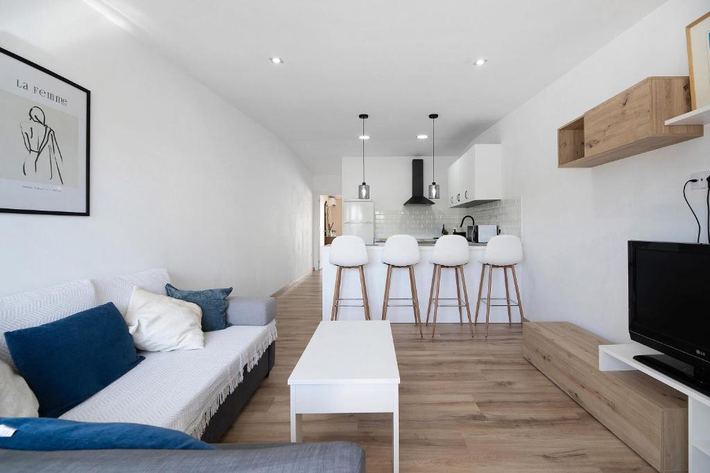 un salon avec un canapé et une table dans l'établissement Villa Alegría, à Chiclana de la Frontera