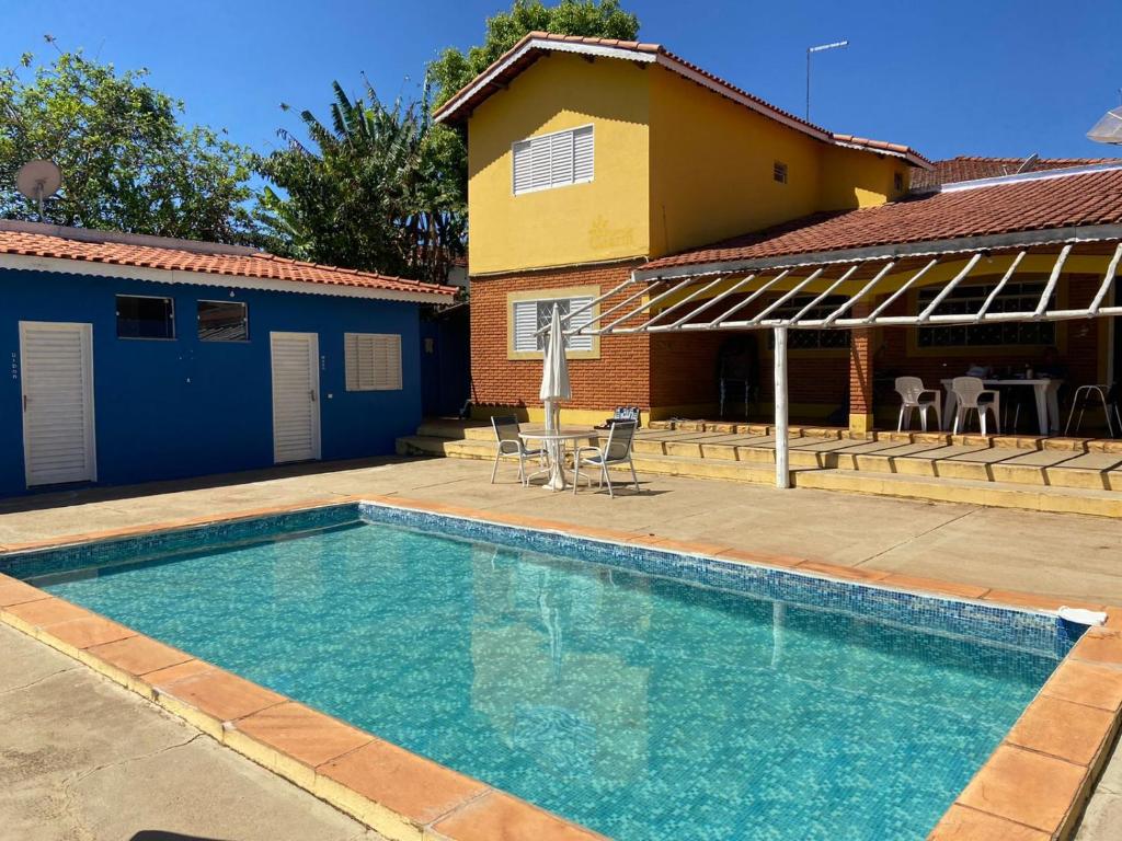 una piscina frente a una casa en Casa Martino, en Brotas