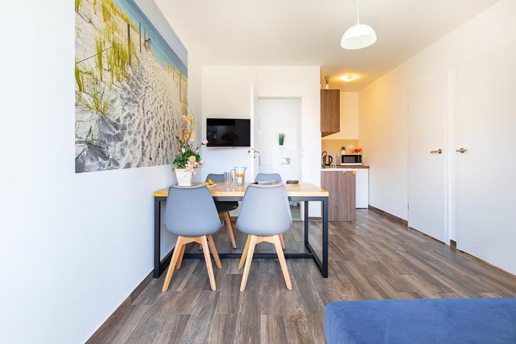 Kuchyň nebo kuchyňský kout v ubytování Chłopy Beach Resort - domki letniskowe i apartamenty