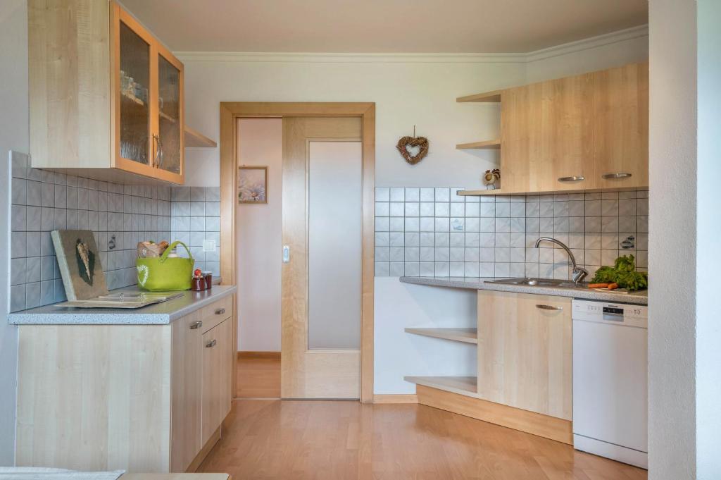 Kuchyň nebo kuchyňský kout v ubytování Woehrmannhof Apt Birnblüte