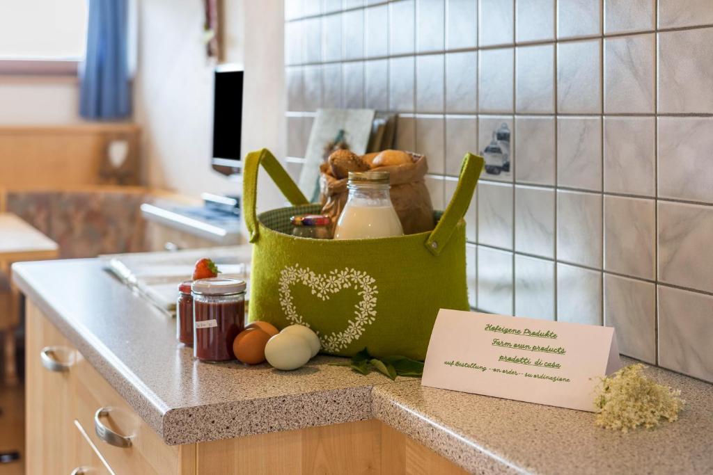 Kuchyň nebo kuchyňský kout v ubytování Woehrmannhof Apt Birnblüte