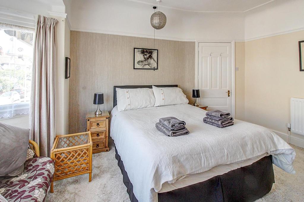 een slaapkamer met een groot bed en een stoel bij Seaside king room in cozy house self check-in fast WiFi in New Brighton