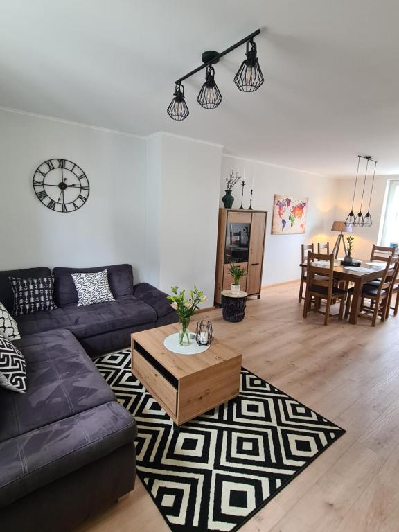 ein Wohnzimmer mit einem Sofa und einem Tisch in der Unterkunft Ferienhaus Birute in Bernkastel-Kues