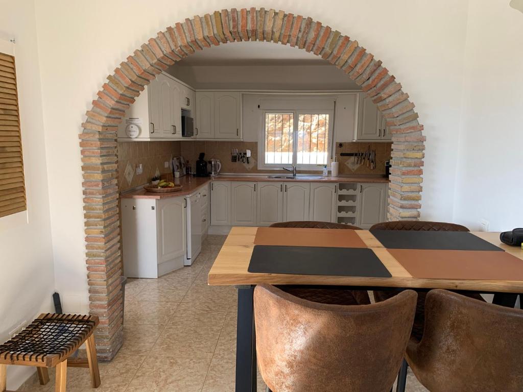 Kuchyňa alebo kuchynka v ubytovaní Casa Anhelando Andalucia - Een 8p villa met verwarmd zwembad op een heuveltop met magnifiek uitzicht, waaronder zeezicht, nabij dorp en strand