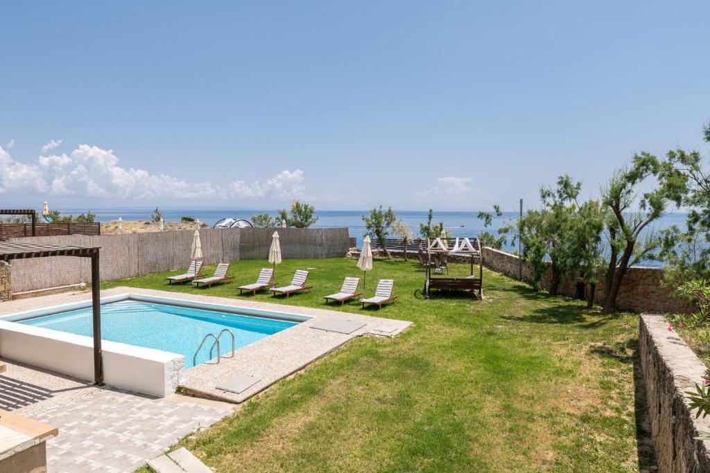 Bazén v ubytování Armonia Seaside Villas nebo v jeho okolí