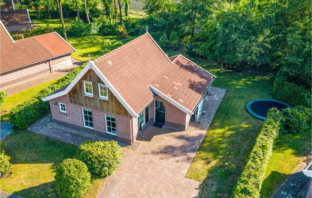 una vista aérea de una casa con techo en Buitengoed Het Lageveld - 52, en Hoge-Hexel