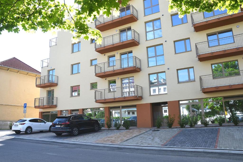 ein Apartmenthaus mit davor geparkt in der Unterkunft Kaskády, Veľký Krtíš in Veľký Krtíš