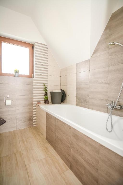 Kúpeľňa v ubytovaní Apartamenty Dwupoziomowe Na Dwa Widoki z Jacuzzi & Sauna