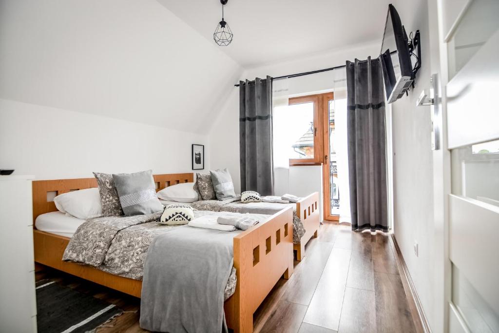 Posteľ alebo postele v izbe v ubytovaní Apartamenty Dwupoziomowe Na Dwa Widoki z Jacuzzi & Sauna