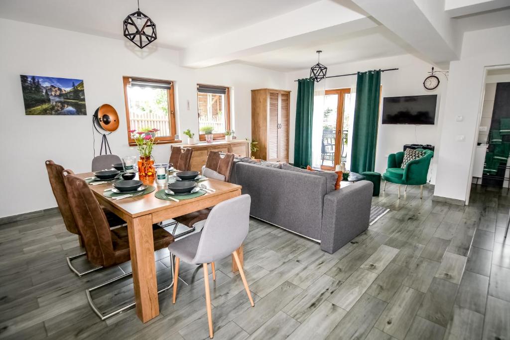 Televízia a/alebo spoločenská miestnosť v ubytovaní Apartamenty Dwupoziomowe Na Dwa Widoki z Jacuzzi & Sauna