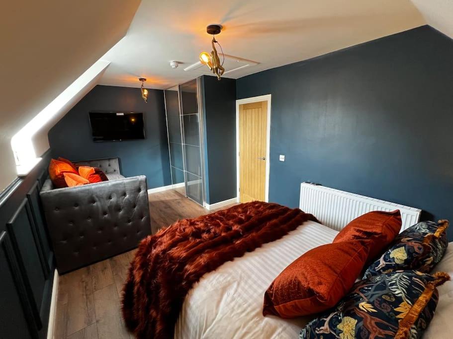 Postel nebo postele na pokoji v ubytování Roslin Templar loft