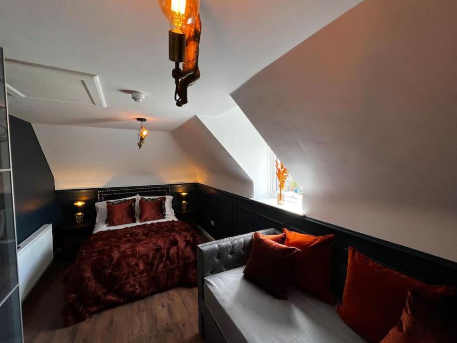 Postel nebo postele na pokoji v ubytování Roslin Templar loft