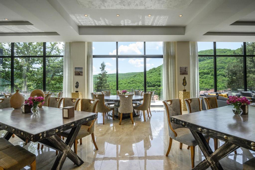 Nespecifikovaný výhled na hory nebo výhled na hory při pohledu z hotelu