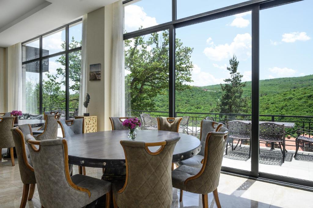 Nespecifikovaný výhled na hory nebo výhled na hory při pohledu z hotelu