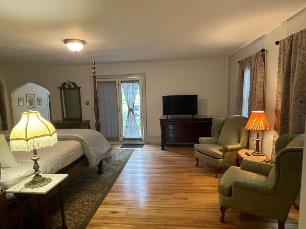 TV a/nebo společenská místnost v ubytování Arlington Inn & Spa