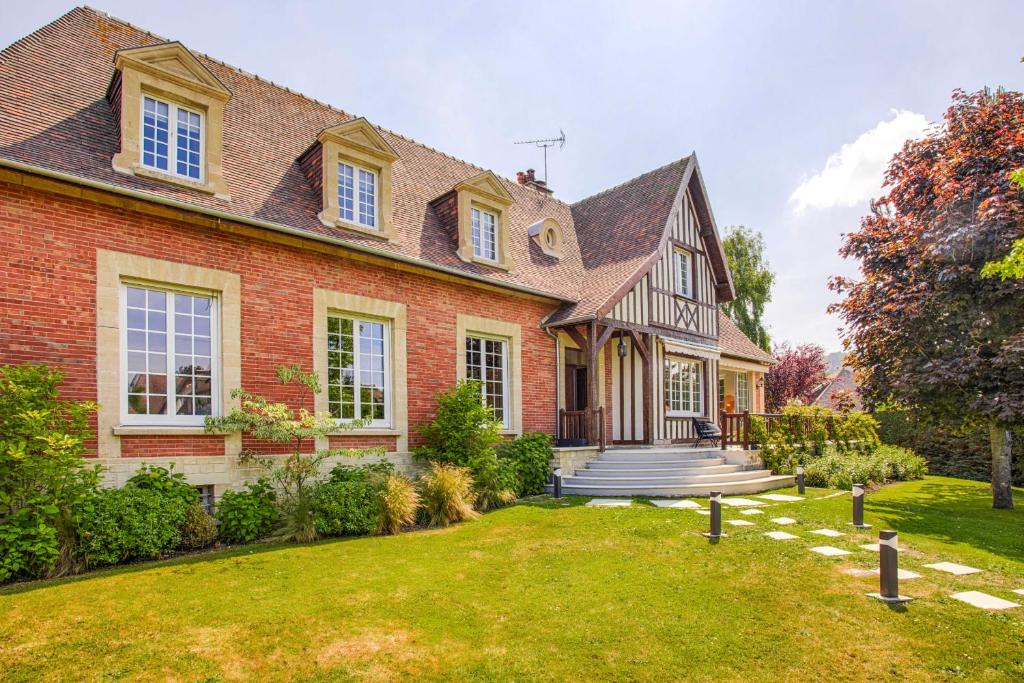 une grande maison en briques avec une cour dans l'établissement Villa Jorafa - 7 chambres - Jardin - Deauville, à Deauville