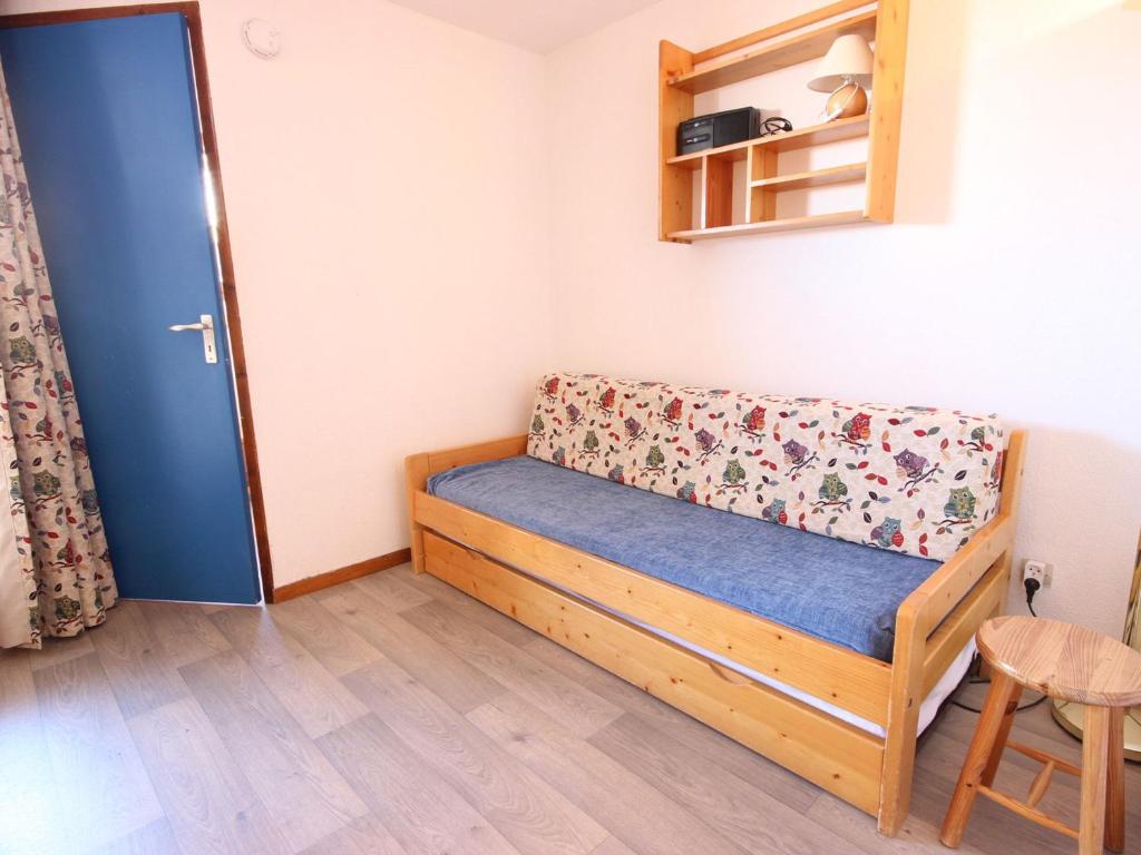 une petite pièce avec un lit et une chaise dans l'établissement Studio cosy 4 pers, Vallandry, proche pistes, balcon, TV - FR-1-411-787, à Landry