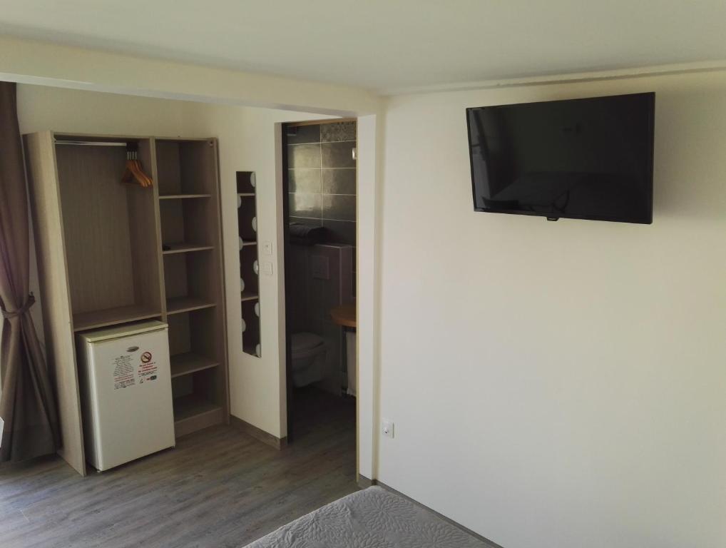 TV a/nebo společenská místnost v ubytování Hotel La Reserve