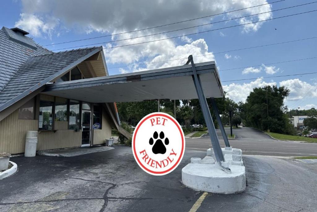 een bord voor een winkel met een hondenummer bij Kampus Inn by OYO Gainesville - University Area in Gainesville