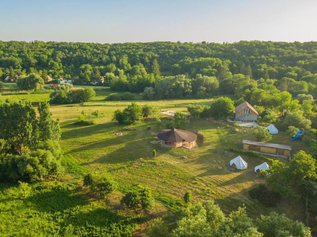 uma vista aérea de uma quinta com tendas e árvores em Szellős Rét Camping em Bálványos
