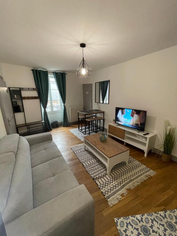 TV a/nebo společenská místnost v ubytování Hyper centre gordaine #3