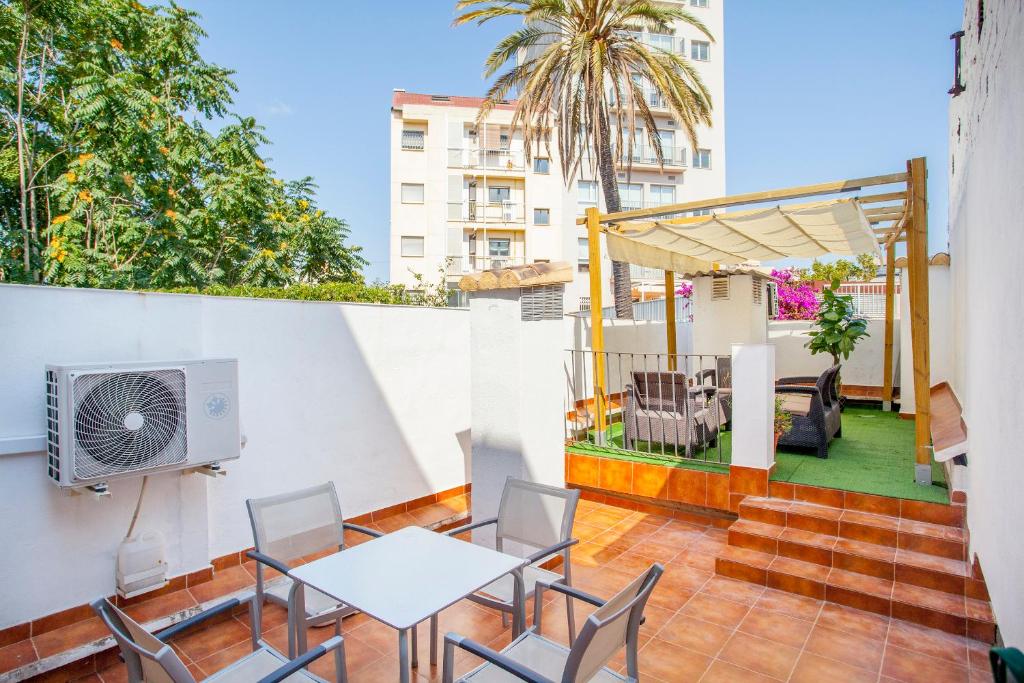 a patio with a table and chairs on a balcony at apartamento con terraza in Valencia