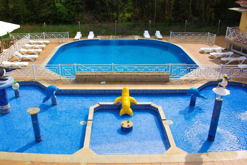 uma grande piscina com um brinquedo no meio em Sun Galicia Hotel y Apartamentos em Sanxenxo