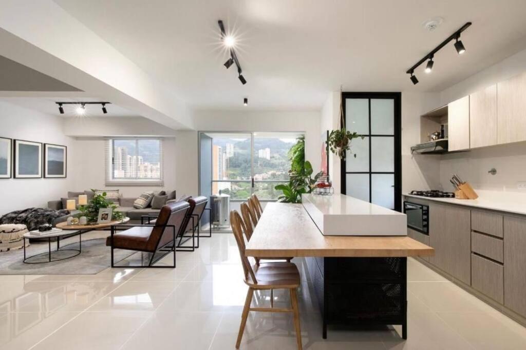una cucina e un soggiorno con tavolo e sedie di Apartamento amoblado en Sabaneta a Sabaneta