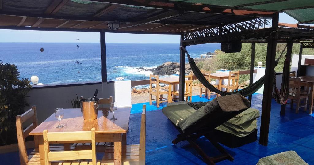 a room with a hammock and a view of the ocean at Pousada Villa Concetta in Cidade Velha