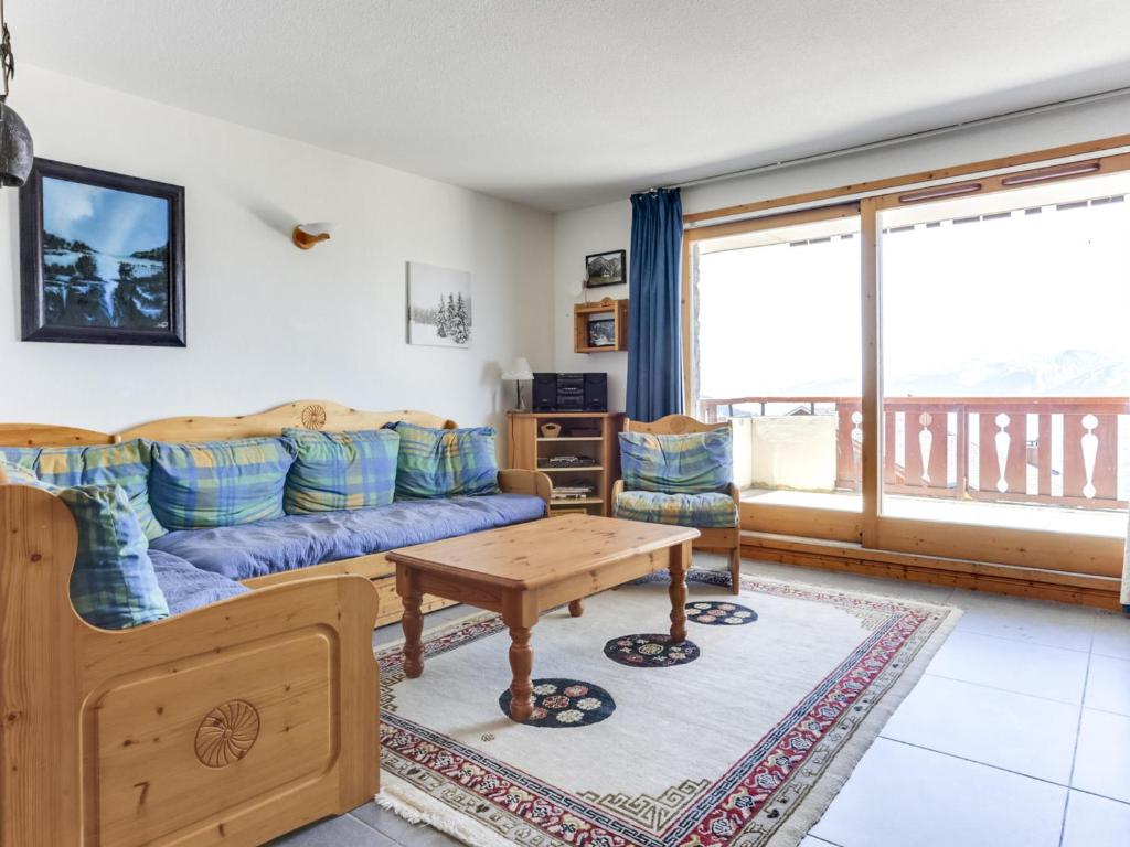 un salon avec un canapé et une table dans l'établissement Duplex de charme 4 pièces, 8 pers, proche pistes, Vallandry, calme, parking, balcon Ouest - FR-1-411-789, à Landry
