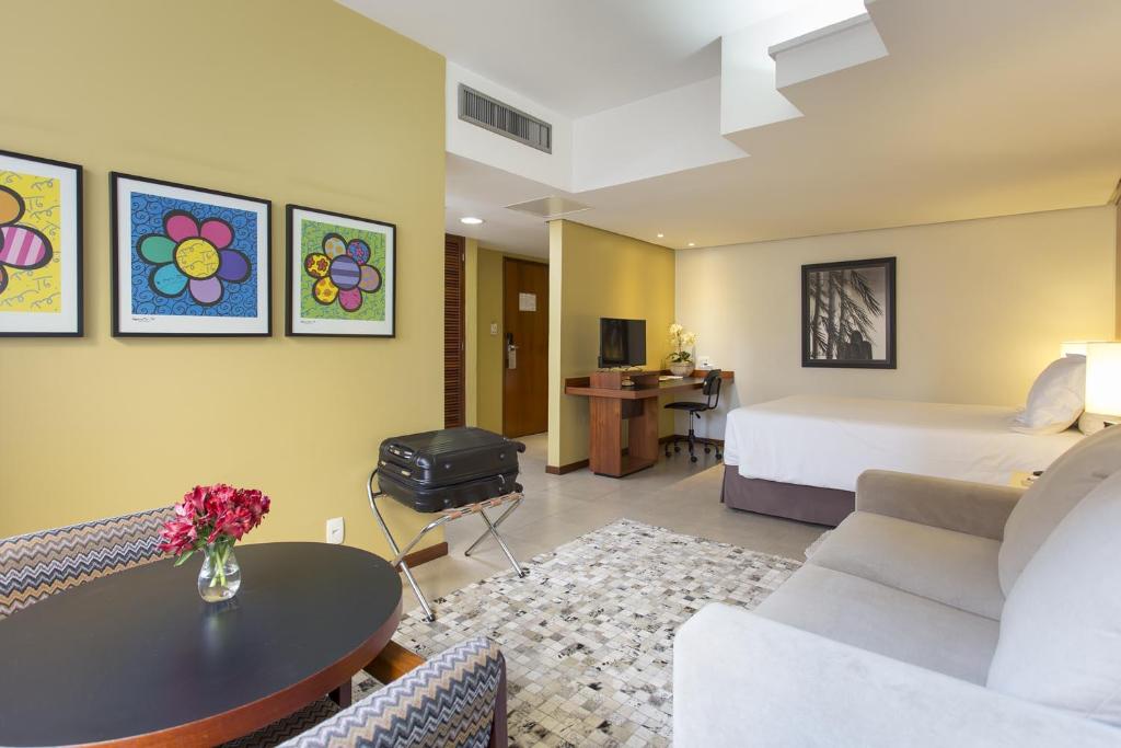 um quarto de hotel com uma cama e uma mesa em Black Stream Hotel em Ribeirão Preto