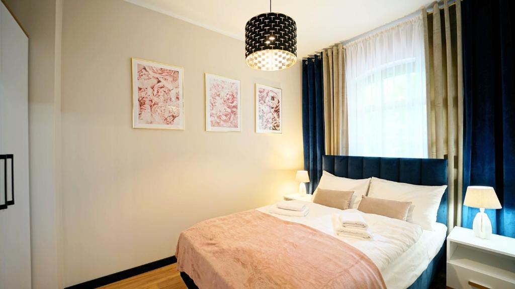 Posteľ alebo postele v izbe v ubytovaní Apartamenty EverySky - Obrońców Pokoju 1D