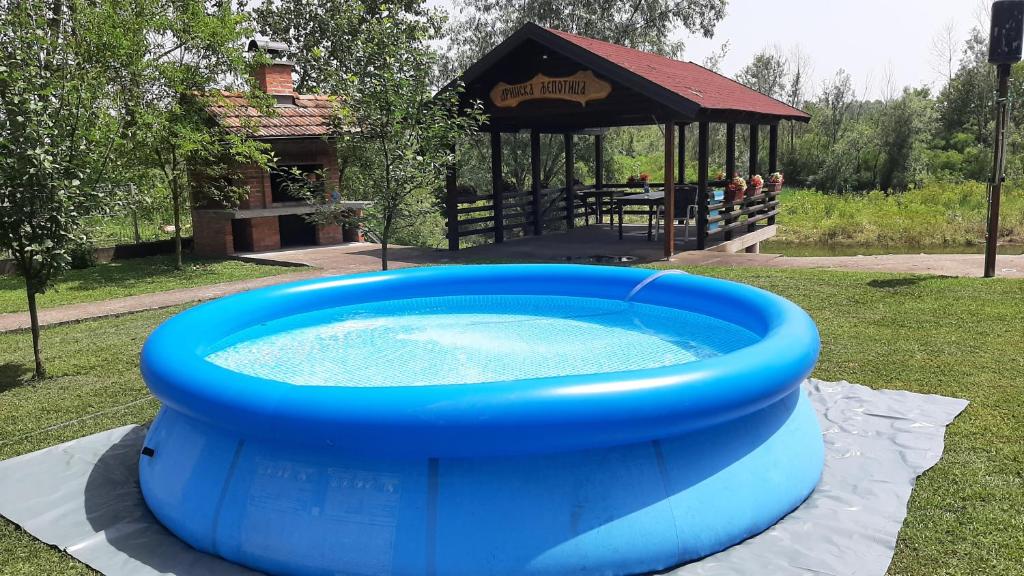 uma grande piscina insuflável azul em frente a um parque infantil em Drinska Ljepotica em Bijeljina