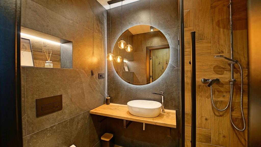 Kúpeľňa v ubytovaní Apartamenty EverySky - Obrońców Pokoju 1D