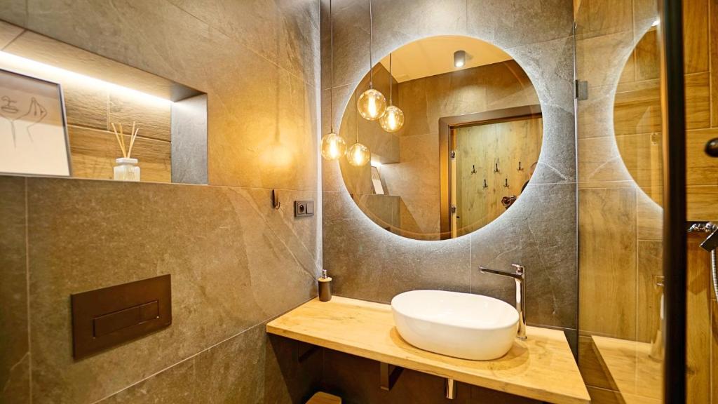 Kúpeľňa v ubytovaní Apartamenty EverySky - Obrońców Pokoju 1D