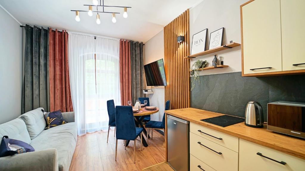 Kuchyňa alebo kuchynka v ubytovaní Apartamenty EverySky - Obrońców Pokoju 1D