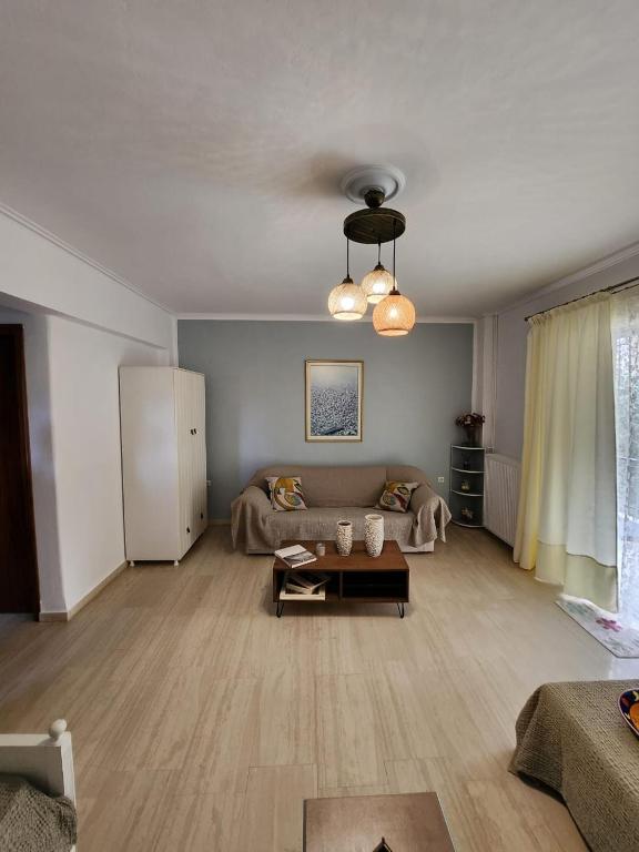 Posezení v ubytování Queen Aspri apartment 3' min to the beach!
