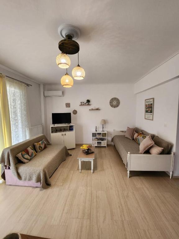 Posezení v ubytování Queen Aspri apartment 3' min to the beach!